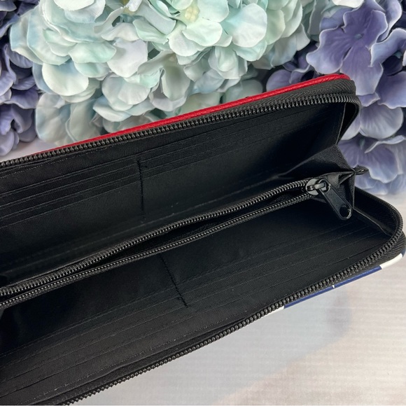 DC Comics Wonder Woman Clutch Wallet - Picture 6 of 15